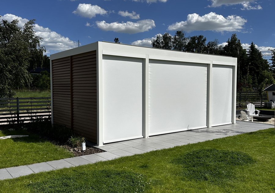 Roleta screen ZIP — biała pergola z 3 roletami