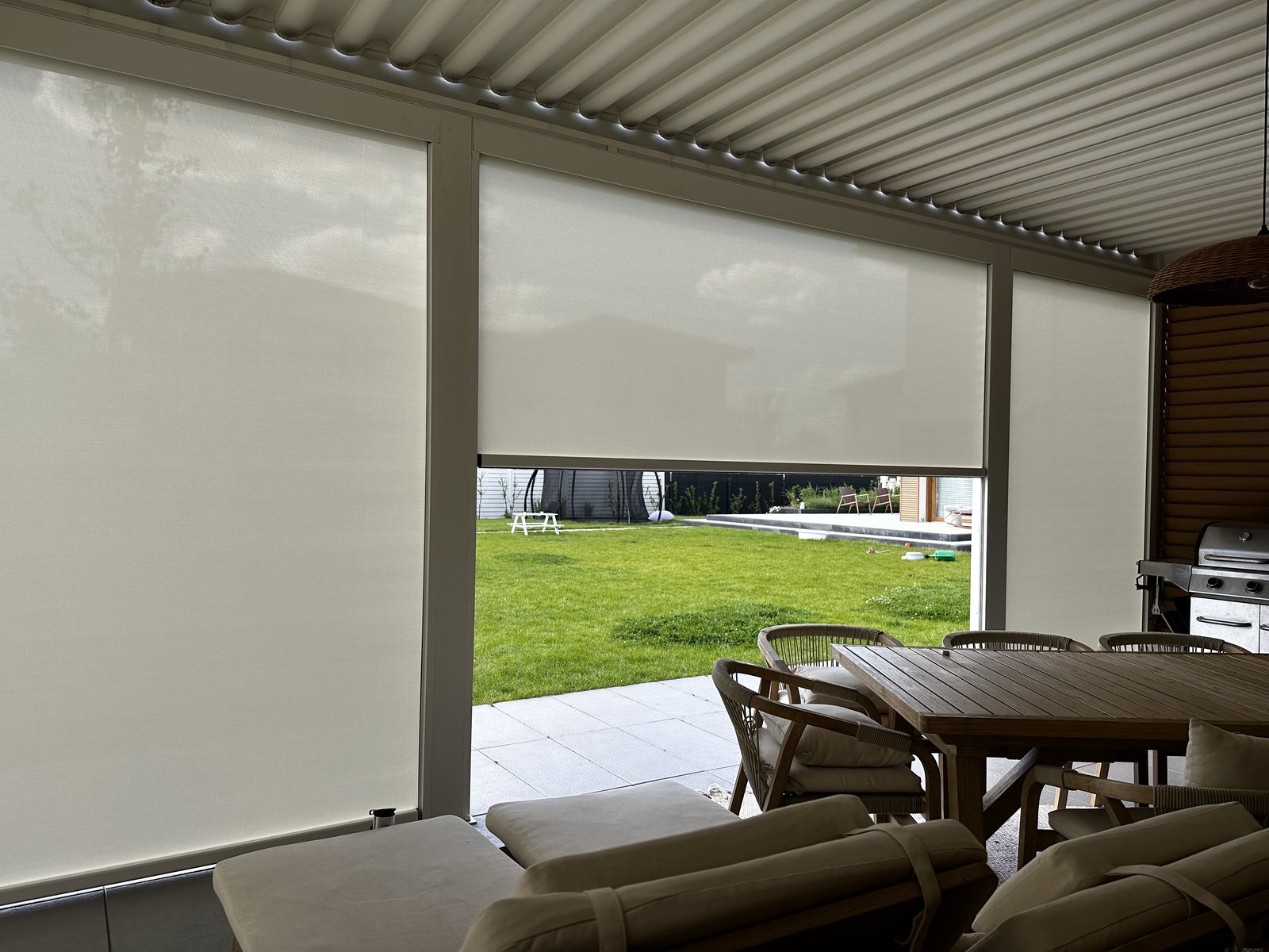 Realizacja Pergolatti — pergola z roletami screen ZIP, widok od środka