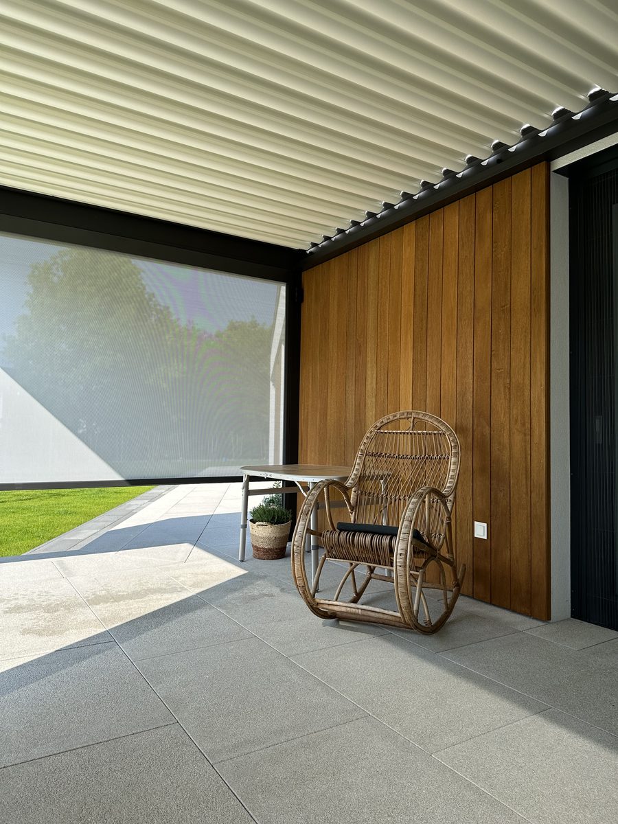 Realizacja Pergolatti — pergola antracytowa z trzema roletami