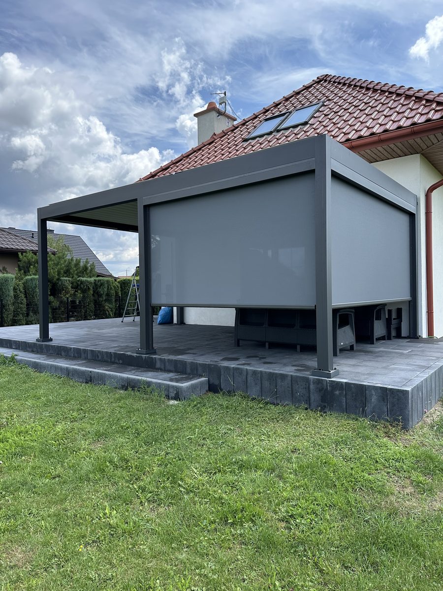 Realizacja Pergolatti — pergola przyścienna z opuszczoną roletą